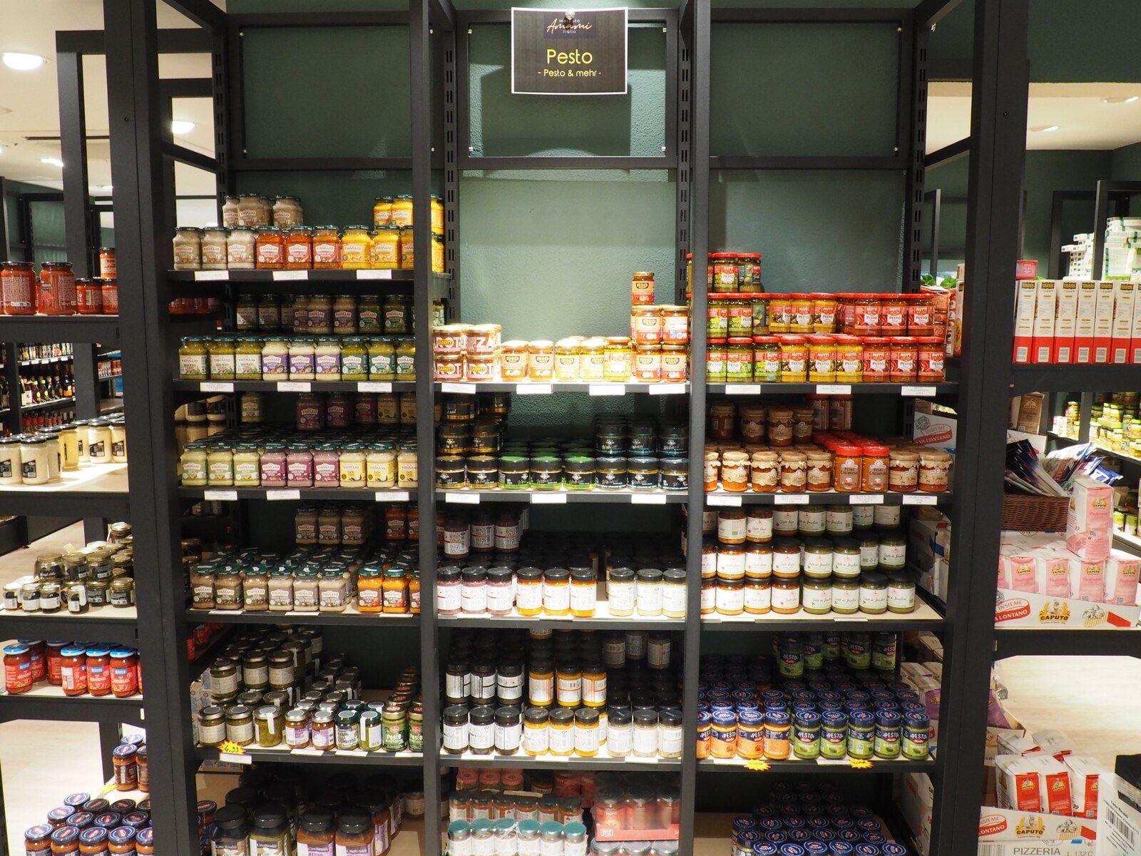Regal mit italienischem Pesto und Feinkost im Mercato Amami Italia
