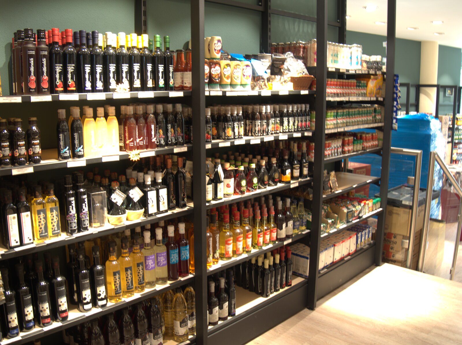 Auswahl italienischer Weine und Spirituosen im Mercato Amami Italia