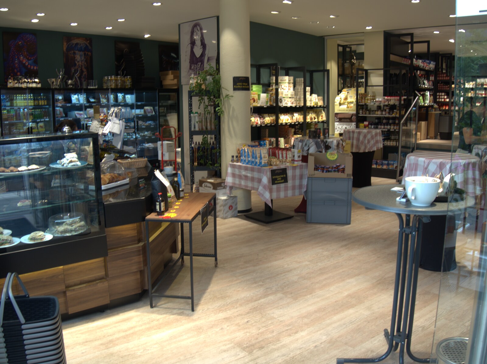 Innenansicht des italienischen Supermarkts Mercato Amami Italia in Weiden